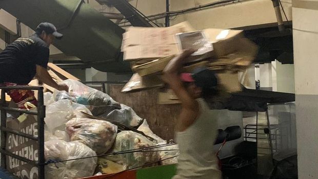 Proses pengangkutan sampah di area The Trans Resort Bali pada Kamis (21/8/2025).