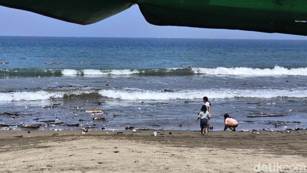 Sampah jadi pemandangan tak sedap di Pantai RTH Citepus Palabuhanratu.