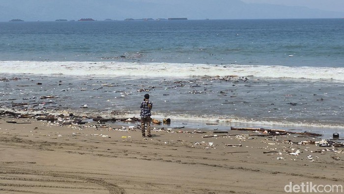 Sampah jadi pemandangan tak sedap di Pantai RTH Citepus Palabuhanratu.