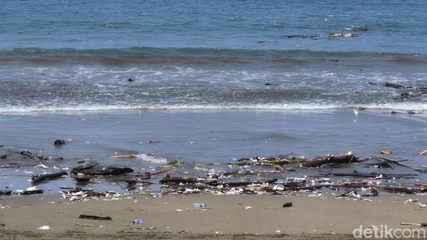 Sampah jadi pemandangan tak sedap di Pantai RTH Citepus Palabuhanratu.