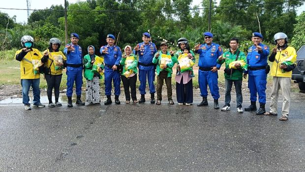 Satpolairud Polres Dumai menyalurkan bantuan sembako kepada driver ojek online, Kamis (4/9/2025).