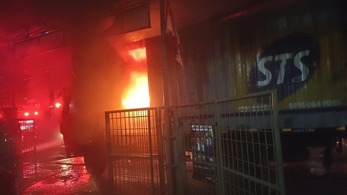 Sebuah truk kontainer di Jalan Agung Barat 5, Nomor 2, RT14, RW10, Sunter Agung, Kecamatan Kelapa Gading, Jakarta Utara, kebakaran. (dok. Sudin Gulkarmat Jakut)