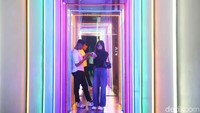 Lorong bercahaya dan instalasi lampu LED interaktif jadi daya tarik utama sekaligus spot foto kekinian bagi pengunjung.
