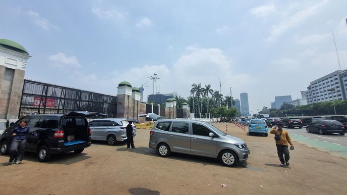 Tenggat waktu atau deadline 17 tuntutan jangka pendek ke DPR jatuh pada Jumat (5/9/2025). Situasi sekitar gedung DPR kondusif, lalu lintas (lalin) kendaraan lancar.