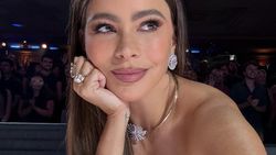 Dear Sofia Vergara, Gak Capek Stunning Mulu?