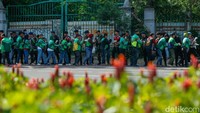 Di tengah kekacauan itu, muncul sebuah pemandangan yang kontras. Sekelompok pengemudi ojek online berkumpul di sekitar kawasan Monas, bukan untuk berdemo, melainkan untuk membagikan bunga kepada petugas kepolisian dan TNI. Aksi ini bukan hanya simbol perdamaian, tetapi juga seruan agar tidak ada lagi korban di masa mendatang. Mereka berjabat tangan, membawa harapan sederhana: jalanan kembali menjadi tempat mencari nafkah, bukan ajang pertumpahan emosi dan konflik.  