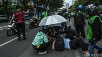 Solidaritas menjadi fondasi utama dalam kehidupan para pengemudi ojek online. Misalnya, ketika di jalan mendapati pengendara lain mengalami kecelakaan, tanpa pikir panjang mereka menghentikan laju kendaraannya untuk membantu sejenak.  