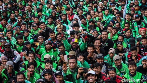 Solidaritas di Jalanan: Perjuangan dan Harapan Ojol di Tengah Gejolak Sosial