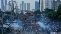 Dalam berbagai aksi, mereka rela melepas orderan untuk berunjuk rasa, baik aksi damai maupun yang berujung ricuh, sebab merekalah yang paling depan terdampak. Namun, belakangan, salah satu dari mereka harus kehilangan nyawa bahkan saat sedang menjalankan pekerjaannya di tengah kericuhan.  