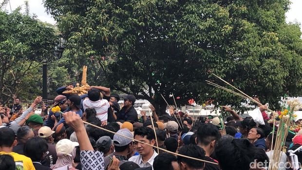 Suasana Garebeg Maulud di Keraton Jogja, Jumat (5/9/2025). Tahun ini istimewa dengan kemunculan gunungan bromo.