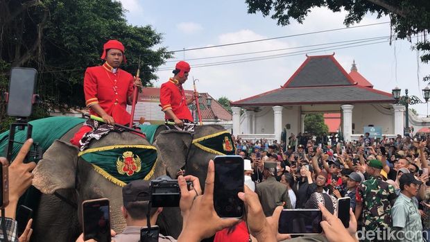 Suasana Garebeg Maulud di Keraton Jogja, Jumat (5/9/2025). Tahun ini istimewa dengan kemunculan gunungan bromo.