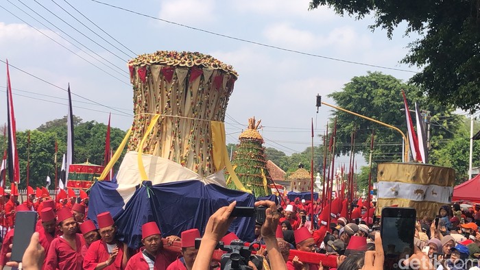 Suasana Garebeg Maulud di Keraton Jogja, Jumat (5/9/2025). Tahun ini istimewa dengan kemunculan gunungan bromo.