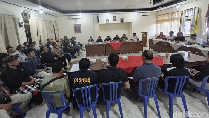 Suasana pertemuan Pemkab Gianyar dengan perwakilan pedagang Pasar Tematik Ubud di Kantor Camat Ubud, Jumat (5/9/2025). (Foto: Ni Komang Ayu Leona Wirawan/detikBali)