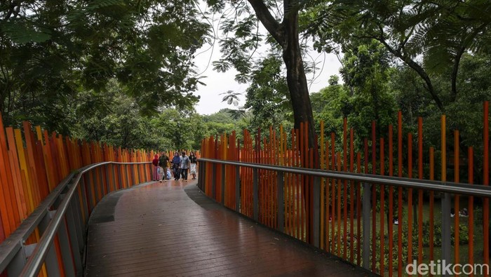 Libur Maulid Nabi jadi momen warga Jakarta melepas penat di Tebet Eco Park. Taman rindang ini jadi pilihan favorit untuk olahraga, piknik, hingga rekreasi keluarga, Jumat (5/9/2025).