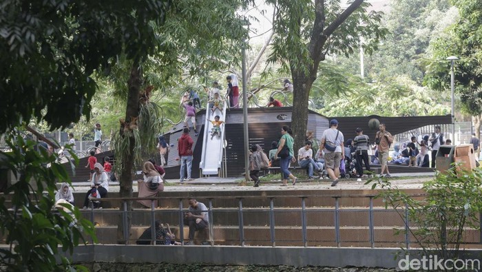 Libur Maulid Nabi jadi momen warga Jakarta melepas penat di Tebet Eco Park. Taman rindang ini jadi pilihan favorit untuk olahraga, piknik, hingga rekreasi keluarga, Jumat (5/9/2025).