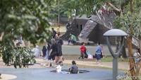 Tebet Eco Park yang mudah diakses tanpa biaya masuk, menjadi destinasi favorit warga untuk rekreasi hemat sekaligus sehat.