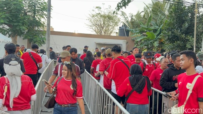 Suporter mulai memadati Stadion GBT Surabaya jelang laga Fifa Matchday Timnas Indonesia vs Taiwan.