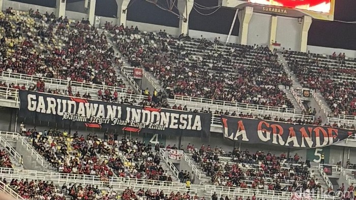 Suporter Timnas Indonesia dalam laga FIFA Matchday versus Taiwan di Stadion GBT Surabaya.