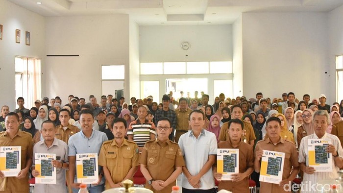 Bupati Soppeng Suwardi Haseng menyerahkan secara simbolis bantuan tangki septik ke masyarakat.