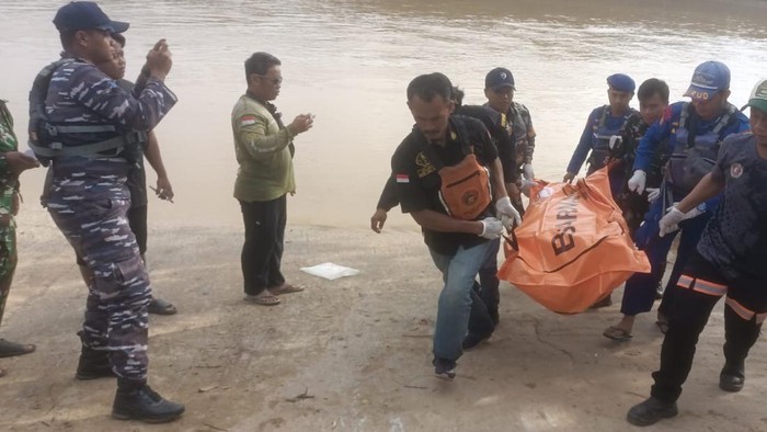 Tim Sar Gabungan saat mengevakuasi korban ke 4 dan ke 5 di Sungai Sempayau.