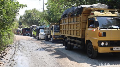 Antrean truk sampah menuju TPA Suwung, Jumat (21/8/2025).