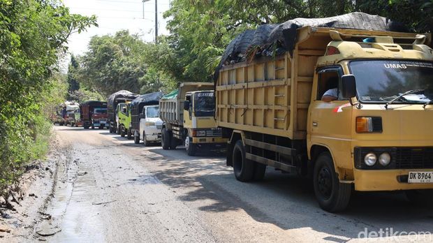 Antrean truk sampah menuju TPA Suwung, Jumat (21/8/2025).