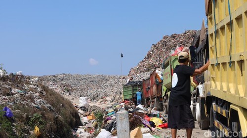 Sejumlah truk sampah di TPA Suwung, Jumat (21/8/2025).
