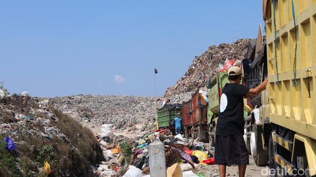 Sejumlah truk sampah di TPA Suwung, Jumat (21/8/2025).