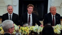 Presiden AS Donald Trump dan CEO Meta Mark Zuckerberg tersenyum saat jamuan makan malam. Zuckerberg mengatakan kepada Trump bahwa perusahaan-perusahaan tersebut berinvestasi besar-besaran dalam infrastruktur AS, memperkirakan Meta dan perusahaan sejenisnya akan menggelontorkan lebih dari $600 miliar untuk pusat data dan inovasi hingga tahun 2028.Foto: REUTERS/Brian Snyder