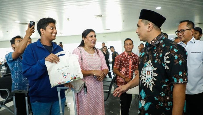 Wakil Gubernur Jateng, Taj Yasin Maimoen, saat melepas penerbangan perdana rute Semarang-Kuala Lumpur di Bandara Ahmad Yani, Semarang, Jumat (5/9/2025).