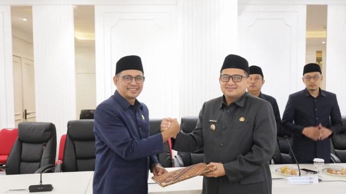 Wali Kota Makassar Munafri Arifuddin bersama Ketua DPRD Makassar Supratman mengesahkan APBD Perubahan 2025.