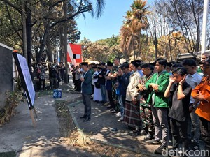 Appi Salat Gaib di Gedung DPRD Makassar, Doakan 4 Korban Tewas Demo Ricuh