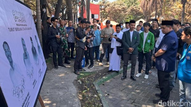 Wali Kota Makassar Munafri Arifuddin saat menatap potret 4 korban tewas dalam demo berujung ricuh di Makassar.