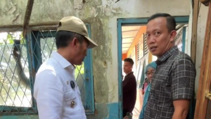 Walkot Palembang Ratu Dewa meninjau sekolah rusak di Palembang.