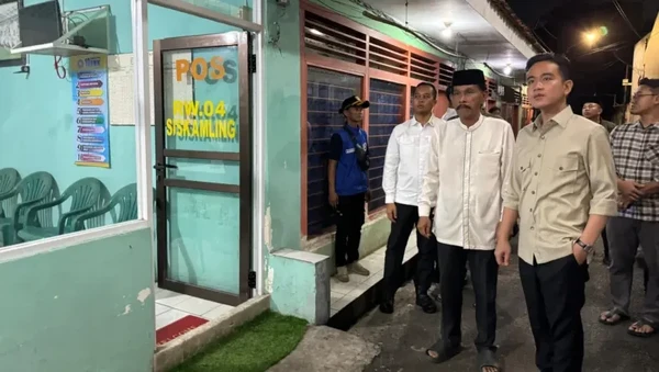 Wapres Gibran Pantau Siskamling di Jakarta, Beri Alat-alat Ronda Malam