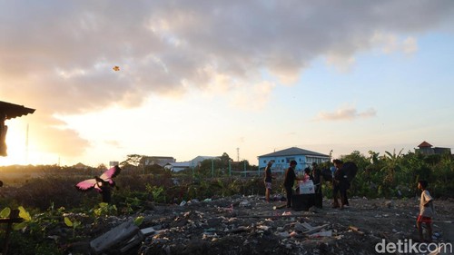 Anak-anak di sekitar TPA Suwung sedang bermain di gundukan tanah bercampur sampah, Sabtu (16/8/2025). (Aryo Mahendro/detikBali).
