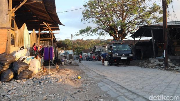 Aktivitas warga pemukiman dekat TPA Suwung di Jalan Pesanggaran gang Merpati, Sabtu (16/8/2025). (Aryo Mahendro/detikBali)