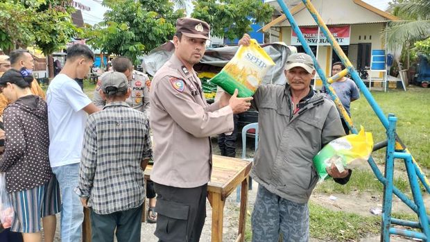 Warga di Tualang, Kabupaten Siak antusias membeli beras murah program GPM.