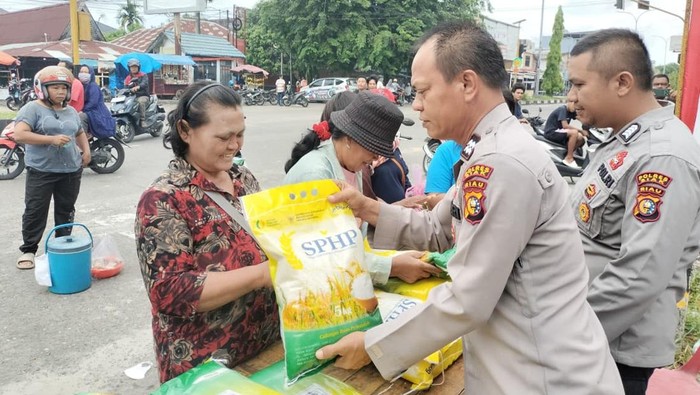 Warga di Tualang, Kabupaten Siak antusias membeli beras murah program GPM.