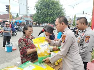 Polda Riau Gelar GPM di Siak, 2 Ton Beras SPHP Habis Diserbu Warga