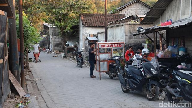 Aktivitas warga pemukiman dekat TPA Suwung di Jalan Pesanggaran gang Merpati, Sabtu (16/8/2025).