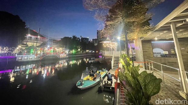 Wisata Susur Perahu Kalimas