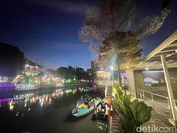 Wisata Susur Perahu Kalimas