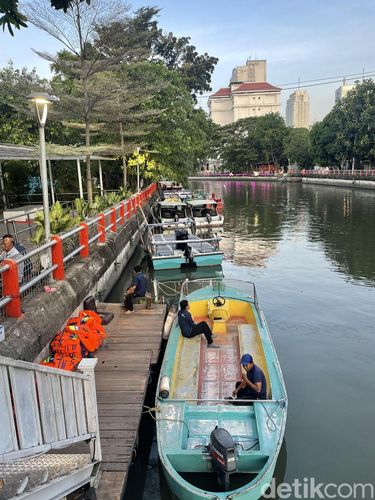 Wisata Susur Perahu Kalimas