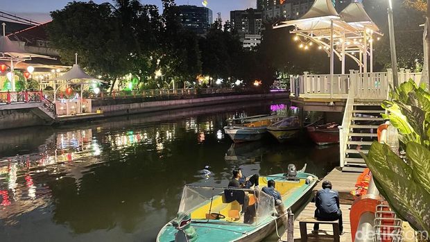 Wisata Susur Perahu Kalimas