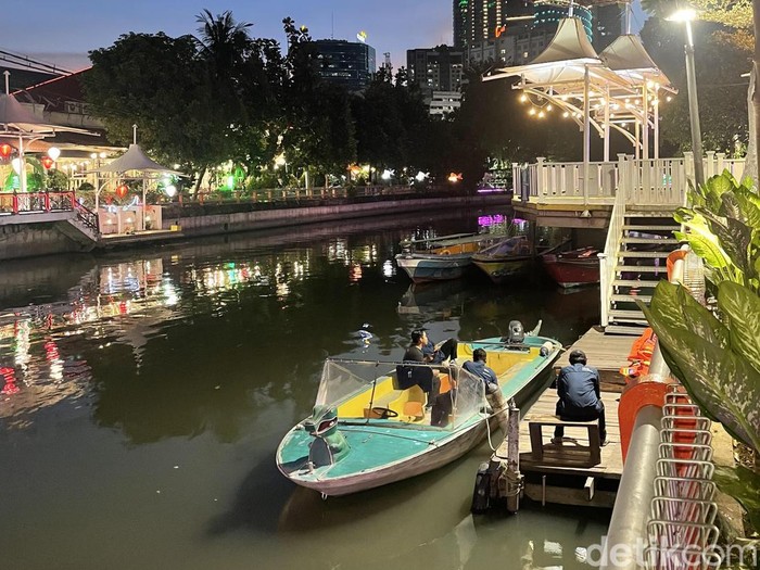 Wisata Susur Perahu Kalimas
