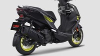 Suspensi belakangnya memakai shock ganda dengan sub-tank yang dipasang terbalik, cukup jarang ditemui pada skutik di kelas ini. Sementara rodanya pakai velg alloy 12 inci dengan ban 110/70 di depan dan 130/70 di belakang. Walau dimensinya terlihat berisi, proporsi keseluruhannya tetap ramping dan tajam. Foto: Dok. Yamaha Taiwan