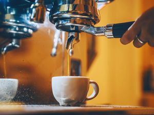 Jadi Beser gara-gara Ngopi Saat Sahur? Ini Pesan Dokter Urologi