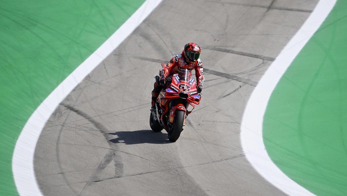 BARCELONA, SPAIN - SEPTEMBER 05: Ducati Lenovo Team rider Francesco Bagnaia takes part in the warm-up laps before the race during the 15th round of the 2025 MotoGP World Championship, the Spanish Catalan Grand Prix, held at the 4.66-kilometer Barcelona-Catalunya circuit in Barcelona, Spain on September 05, 2025. (Photo by Burak Akbulut/Anadolu via Getty Images)
