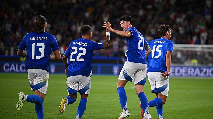 BERGAMO, ITALY - SEPTEMBER 05: Alessandro Bastoni of Italy celebrates with teammates after scoring his teams fifth goal during the FIFA World Cup 2026 qualifier match between Italy and Estonia at Stadio di Bergamo on September 05, 2025 in Bergamo, Italy. (Photo by Mattia Ozbot/Getty Images)